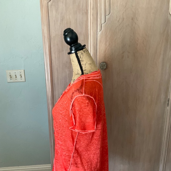 We the Free Free People Kia Henley Button T-Shirt strawberry burnout paper thin - Picture 8 of 15